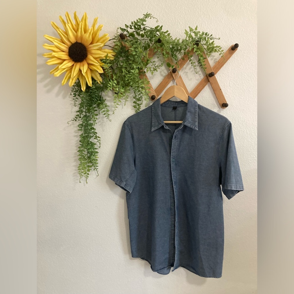 lululemon athletica Men's Short-Sleeve Button-Down Shirt in Washed Denim Blue
